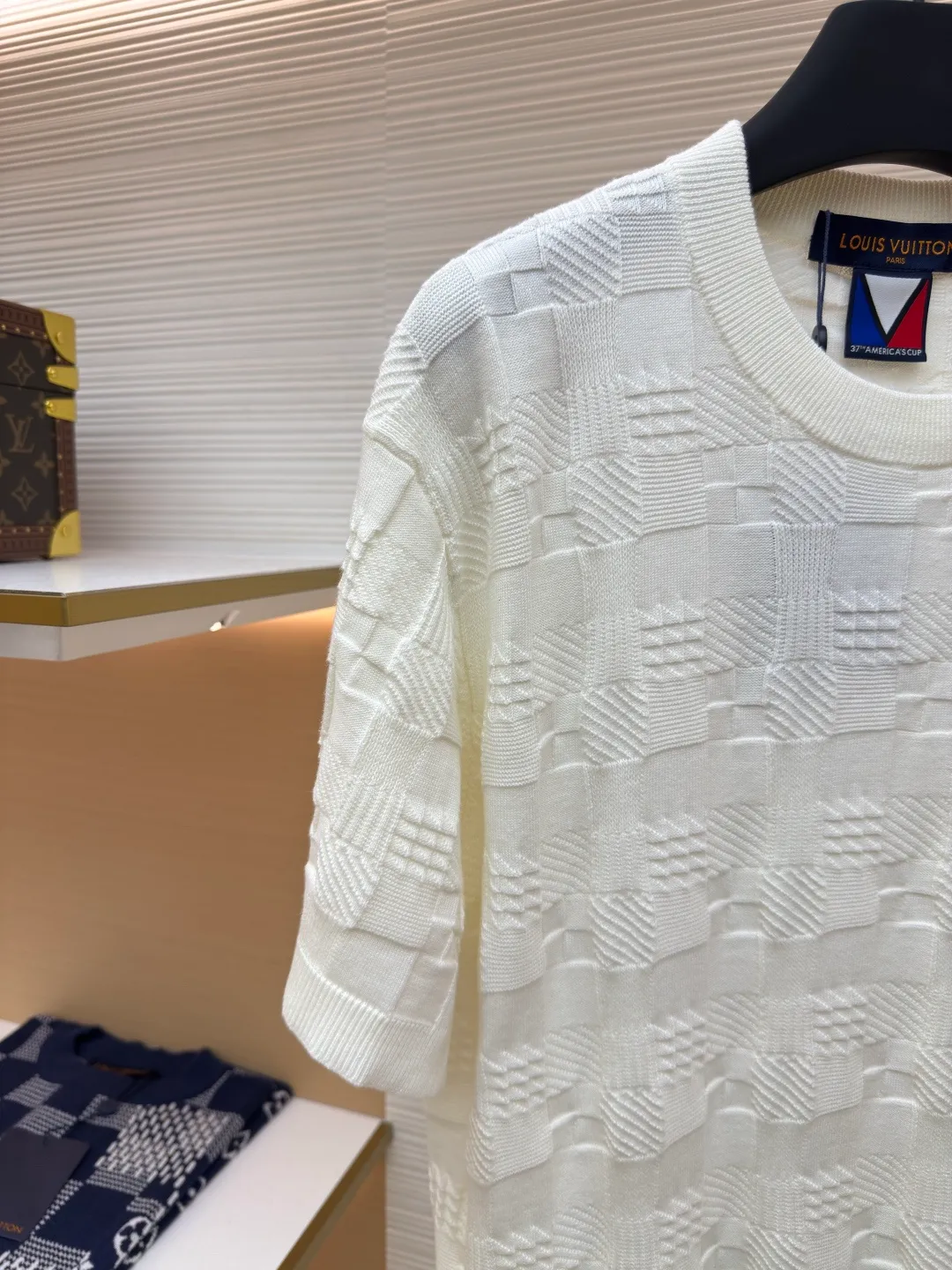 LOUIS VUITTON three-color plaid short-sleeves with rubber seal ●Authentic product: Purchased and developed at 9250 ●Item number: 1680393-A60 ●Fabric: combed cotton fabric ●Technology: knitting ●Version: fitted version ●Weight: about 310 grams ●Size: XS-S-M-L ●Description: The fabric is made of the same high-quality 101/2 count fully combed cotton as the original version and is knitted on an ultra-fine 14-needle computerized flat knitting machine. Compared with the ordinary cotton yarn version in the market, the 101/2 fully combed cotton has a more delicate texture. The raw materials The fiber reaches 25-35 mm, which makes the woven fabric more delicate, and the clothes are not easy to wrinkle, and the anti-pilling resistance can reach 4-5 levels; most clothes made of ordinary cotton yarn on the market are easy to wrinkle, and will have wrinkles after one wear, and will pill after being used a few times. The overall wiring is straight and delicate, the fabric is comfortable and soft, and the color is consistent without color difference. It can be matched with the same style to create a fashionable look and control various occasions. Customized accessories, complete with three standards, same style for men and women!
